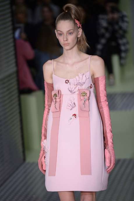 O vestido, também da Prada, ressalta bem o ar dos anos 60 <p>O vestido, também da Prada, ressalta bem o ar dos anos 60</p>