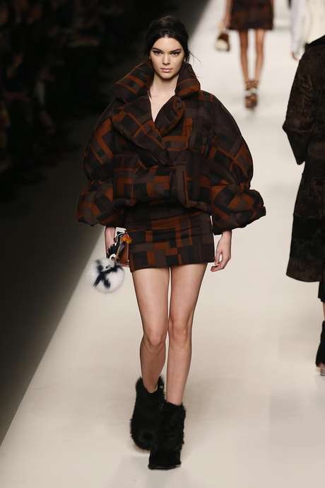 Kendall Jenner, de 19 anos, também desfilou para a Fendi, comandada por Karl Lagerfeld <p>Kendall Jenner, de 19 anos, também desfilou para a Fendi, comandada por Karl Lagerfeld</p>
