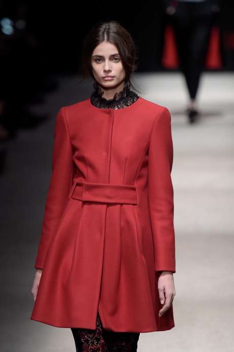 O avermelhado e acinturado na frente proposto por Alberta Ferretti <p>O avermelhado e acinturado na frente proposto por Alberta Ferretti</p>