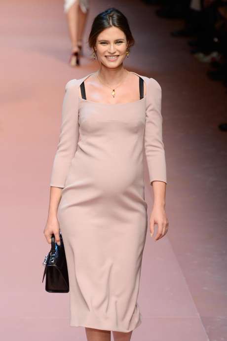 A modelo Bianca Balti desfila ostentando a barriga de grávida para a Dolce & Gabbana <p>A modelo Bianca Balti desfila ostentando a barriga de grávida para a Dolce & Gabbana</p>