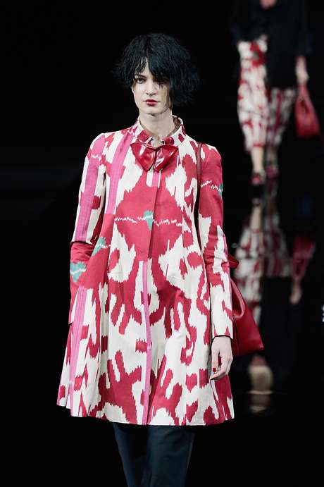 E as estampas, agora bicolor e abstratas, aparecem no casaco curto e larguinho da Emporio Armani <p>E as estampas, agora bicolor e abstratas, aparecem no casaco curto e larguinho da Emporio Armani</p>