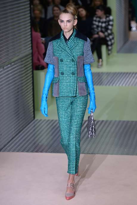 O xadrez azul, com detalhes lilás e modelagem anos 60 da Prada <p class="text">O xadrez azul, com detalhes lilás e modelagem anos 60 da Prada</p>