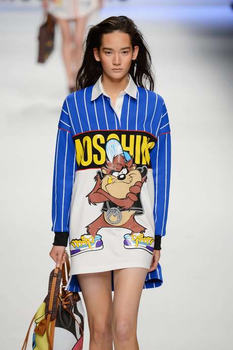 A cultura pop dos desenhos infantis proposto pela Moschino, sob a batuta de Jeremy Scott <p>A cultura pop dos desenhos infantis proposto pela Moschino, sob a batuta de Jeremy Scott</p>