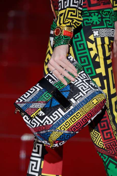 O tradicional desenho geométrico da Versace agora em cores fortes misturadas <p>O tradicional desenho geométrico da Versace agora em cores fortes misturadas</p>