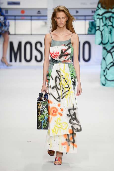 E também grafites como estampas, direto dos anos 90: Moschino <p>E também grafites como estampas, direto dos anos 90: Moschino</p>