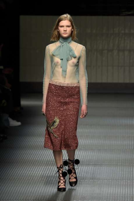 Alesssandro Michelle estreou na Gucci e apostou na transparência, androginia e na moda jovem <p class="text">Alesssandro Michelle estreou na Gucci e apostou na transparência, androginia e na moda jovem</p>