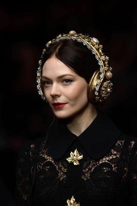 Os fones de ouvidos customizados com pérolas e pedras chamaram a atenção no desfile da Dolce & Gabbana, mas... <p>Os fones de ouvidos customizados com pérolas e pedras chamaram a atenção no desfile da Dolce & Gabbana, mas...</p>
