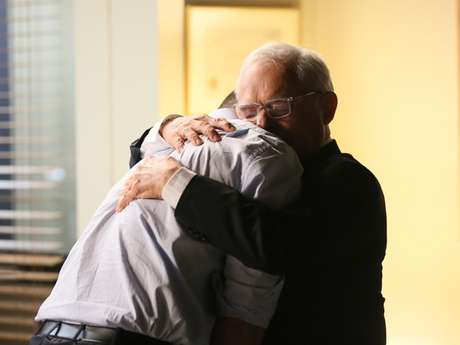 Maurílio fica aliviado ao ver o pai <p>Maurílio fica aliviado ao ver o pai</p>