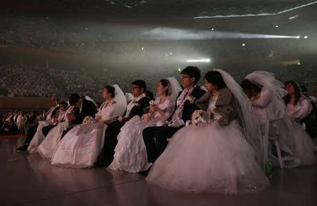 O casamento coletivo aconteceu no enorme auditório do Cheon Shim Peace World Center e foi organizado e presidido por Hak Ja Han Moon O casamento coletivo aconteceu no enorme auditório do Cheon Shim Peace World Center e foi organizado e presidido por Hak Ja Han Moon
