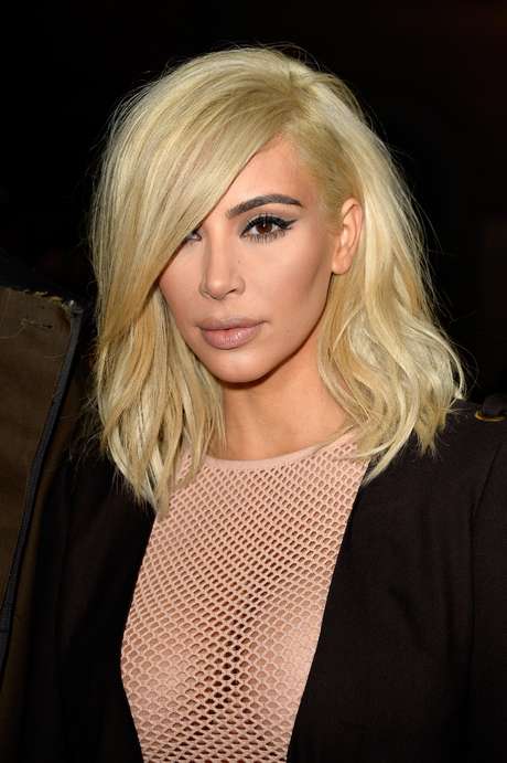 Kim Kardashian atraiu olhares ao aparecer platinada na semana de moda de Paris Kim Kardashian atraiu olhares ao aparecer platinada na semana de moda de Paris