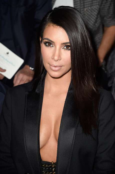 Cabelo longo e escuro é a marca registrada de Kim, como o que exibiu em evento em setembro do ano passado Cabelo longo e escuro é a marca registrada de Kim, como o que exibiu em evento em setembro do ano passado