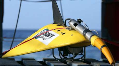 Sonar atrelado a uma cabo de de 10km de extensão, o tow fish mapeia o fundo do mar Sonar atrelado a uma cabo de de 10km de extensão, o tow fish mapeia o fundo do mar