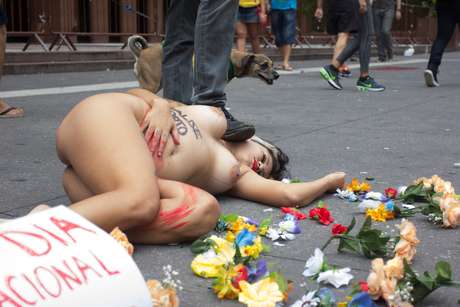 Sara Winter, ativista do movimento feminista Bastardxs, faz protesto a favor do aborto na Avenida Paulista, em São Paulo, SP, na manhã deste domingo. Um homem caracterizado de Eduardo Cunha chutava e agredia Sara como parte do protesto, que marca o Dia Internacional da Mulher <p>Sara Winter, ativista do movimento feminista Bastardxs, faz protesto a favor do aborto na Avenida Paulista, em São Paulo, SP, na manhã deste domingo. Um homem caracterizado de Eduardo Cunha chutava e agredia Sara como parte do protesto, que marca o Dia Internacional da Mulher</p>