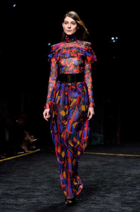 Vestido estampado com transparência nos seios, no desfile da Balmain, na Semana de Moda de Paris Vestido estampado com transparência nos seios, no desfile da Balmain, na Semana de Moda de Paris