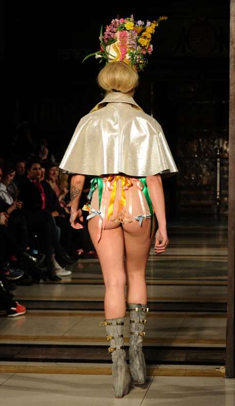 O bumbum também ficou à mostra com hot pant transparente, no desfile da Pam Hogg, em Londres O bumbum também ficou à mostra com hot pant transparente, no desfile da Pam Hogg, em Londres