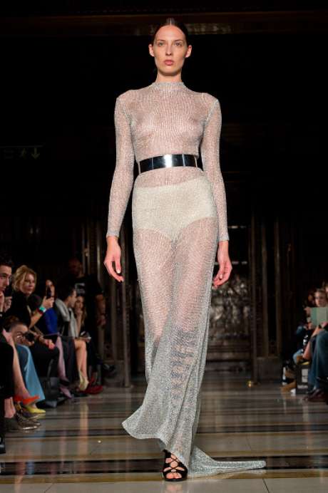 Vestido transparente revela seios da modelo, no desfile da Zeynep Kartal, em Londres Vestido transparente revela seios da modelo, no desfile da Zeynep Kartal, em Londres