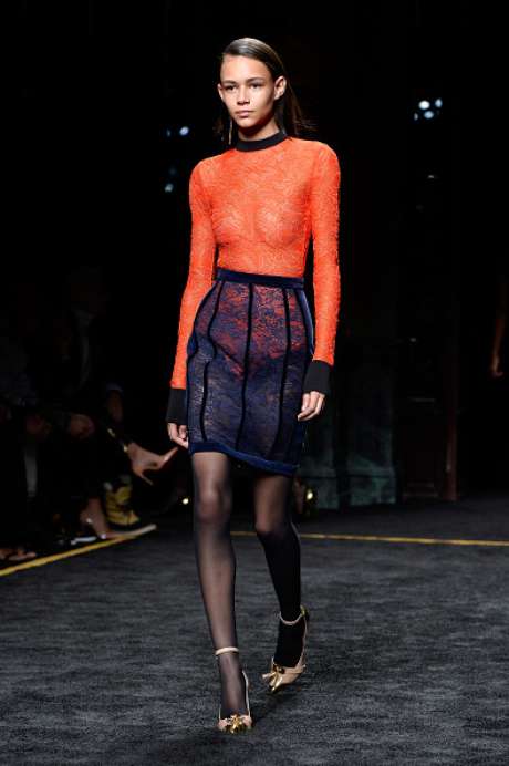 Look de renda deixa seios à mostra no desfile da Balmain, na Semana de Moda de Paris Look de renda deixa seios à mostra no desfile da Balmain, na Semana de Moda de Paris