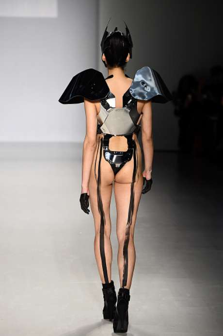 Bumbum de fora na passarela da FTL Moda, na Semana de Moda de Nova York Bumbum de fora na passarela da FTL Moda, na Semana de Moda de Nova York