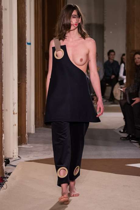 Recorte estratégico deixa seio à mostra no desfile da Jacquemus, na Semana de Moda de Paris Recorte estratégico deixa seio à mostra no desfile da Jacquemus, na Semana de Moda de Paris