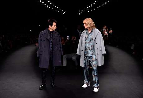 Atores foram surpresa no encerramento do desfile na semana de moda francesa Atores foram surpresa no encerramento do desfile na semana de moda francesa