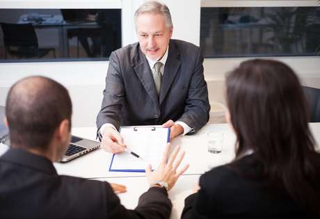 Em caso de dúvidas sobre o que está contratando, insista com o atendente que está negociando para que envie o contrato por e-mail ou peça para levá-lo para casa, para que possa analisá-lo com calma Em caso de dúvidas sobre o que está contratando, insista com o atendente que está negociando para que envie o contrato por e-mail ou peça para levá-lo para casa, para que possa analisá-lo com calma
