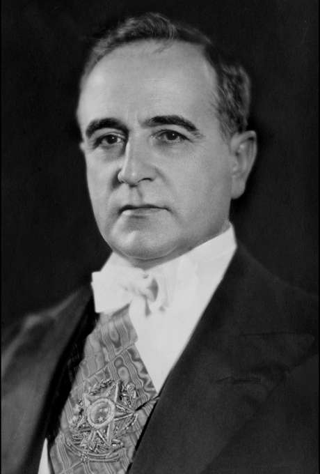 Pressionado, Vargas se suicidou em 24 de agosto de 1954, deixando uma carta-testamento <p>Pressionado, Vargas se suicidou em 24 de agosto de 1954, deixando uma carta-testamento</p>