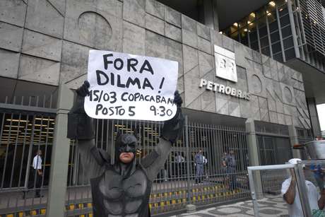 Manifestante vestido de Batman participa de protesto contra Dilma no RJ Manifestante vestido de Batman participa de protesto contra Dilma no RJ