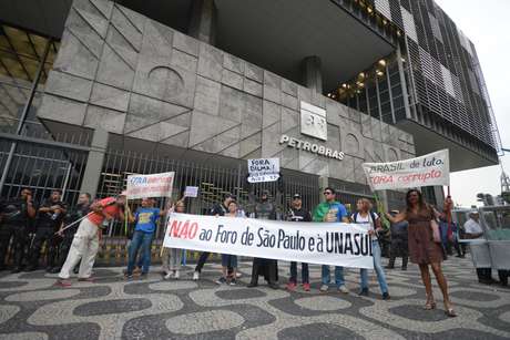 Manifestação começou na Igreja da Candelária, percorreu a Avenida Rio Branco e terminou em frente à sede da Petrobras Manifestação começou na Igreja da Candelária, percorreu a Avenida Rio Branco e terminou em frente à sede da Petrobras