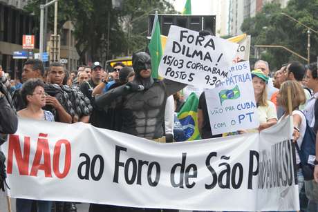 Grupo era acompanhado por policiais militares e agentes de trânsito Grupo era acompanhado por policiais militares e agentes de trânsito
