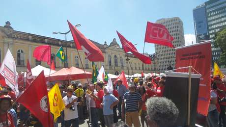 Particiaparam da manifestação entidade como a CTB, CUT e a Cpers. <p>Particiaparam da manifestação entidade como a CTB, CUT e a Cpers.</p>