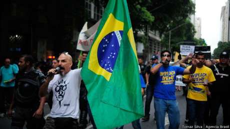 Caminhada promovida na quarta-feira, no Rio de Janeiro, como prévia das manifestações de domingo, reuniu menos de 50 pessoas em frente à sede da Petrobras Caminhada promovida na quarta-feira, no Rio de Janeiro, como prévia das manifestações de domingo, reuniu menos de 50 pessoas em frente à sede da Petrobras