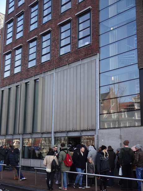 Fila para visita ao local onde viveu (e se escondeu) Anne Frank Fila para visita ao local onde viveu (e se escondeu) Anne Frank