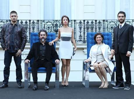 Na foto mais atual, Alexandre Nero assume o posto como o Comendador mais velho, com os filhos já crescidos e Lilia Cabral como Maria Marta Na foto mais atual, Alexandre Nero assume o posto como o Comendador mais velho, com os filhos já crescidos e Lilia Cabral como Maria Marta