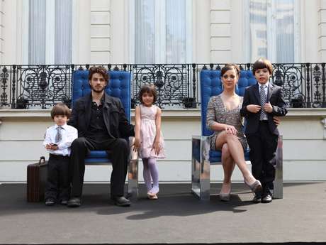 Na primeira fase da novela, Chay Suede interpretava o Comendador e ocupava a cadeira principal na foto, ao lado de Adriana Birolli Na primeira fase da novela, Chay Suede interpretava o Comendador e ocupava a cadeira principal na foto, ao lado de Adriana Birolli