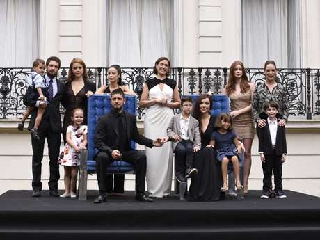 Na foto do último capítulo, novos integrantes fazem parte da família e Zé Alfredo não aparece, assim como Zé Pedro Na foto do último capítulo, novos integrantes fazem parte da família e Zé Alfredo não aparece, assim como Zé Pedro