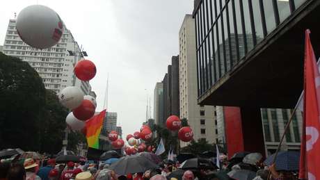 Balões das centrais sindicais fazem parte do protesto <p>Balões das centrais sindicais fazem parte do protesto</p>