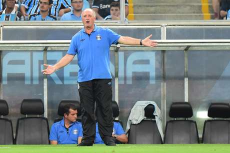 Felipão espera por lesionados para definir time do Grêmio