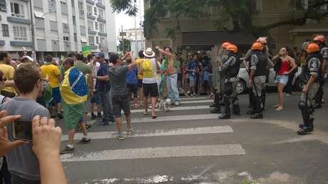 Polícia precisou intervir para proteger a jovem <p>Polícia precisou intervir para proteger a jovem</p>