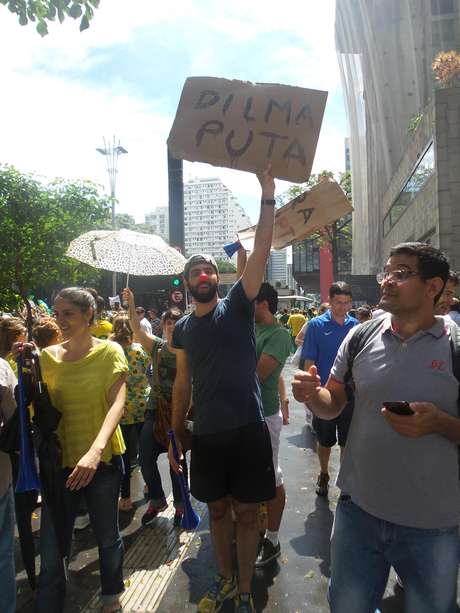 SP: manifestante xinga a presidente em cartaz SP: manifestante xinga a presidente em cartaz