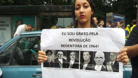 A estudante Bianca Santos, de 22 anos, defende a intervenção militar porque é "contra o comunismo" A estudante Bianca Santos, de 22 anos, defende a intervenção militar porque é "contra o comunismo"