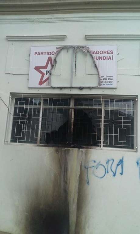 "Fora PT" foi pichado no imóvel <p>"Fora PT" foi pichado no imóvel</p>