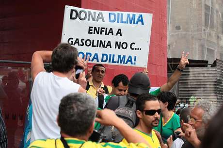 Entre os manifestantes, também há grupos que defendem o impeachment da presidente Dilma <p>Entre os manifestantes, também há grupos que defendem o impeachment da presidente Dilma</p>