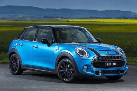 Para termos uma ideia, a arraia é maior que um carro Mini Cooper, que tem por volta de 3,5 metros de comprimento e 1,5 metros de largura. <p>Para termos uma ideia, a arraia é maior que um carro Mini Cooper, que tem por volta de 3,5 metros de comprimento e 1,5 metros de largura. </p>