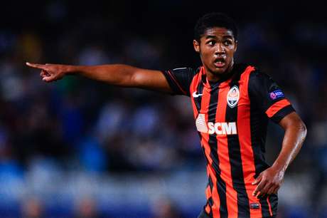 Douglas Costa quer ser comandado por José Mourinho na Inglaterra Foto: David Ramos / Getty Images