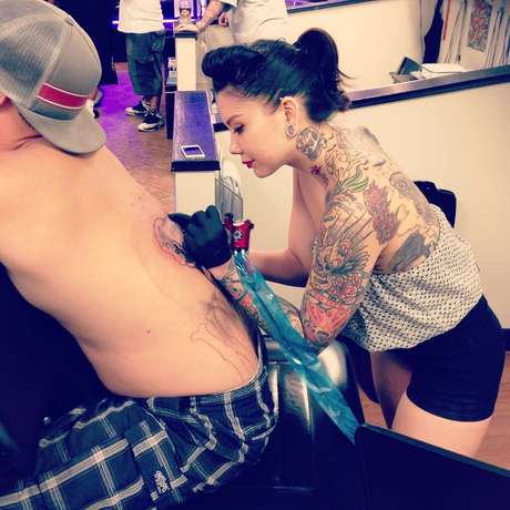Artistas como Reese Hilburn estarão a bordo de cruzeiro de tatuagens Artistas como Reese Hilburn estarão a bordo de cruzeiro de tatuagens