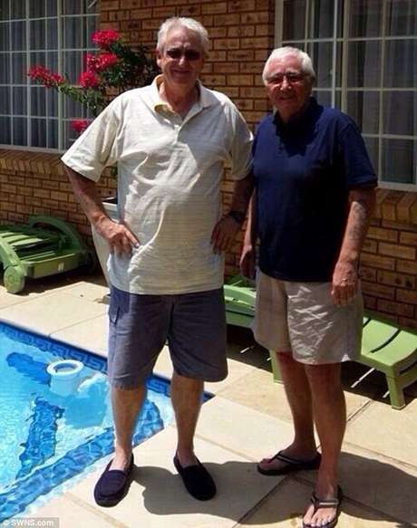 Homem (esquerda) passava férias com o amigo na África do Sul Homem (esquerda) passava férias com o amigo na África do Sul