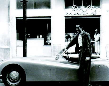Robert Falkenburg em frente à primeira unidade do Bobs, que ele inaugurou em 1952 Robert Falkenburg em frente à primeira unidade do Bobs, que ele inaugurou em 1952