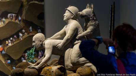 BBCMundo.com La escultura de la polémica: un perro, una sindicalista y un rey.