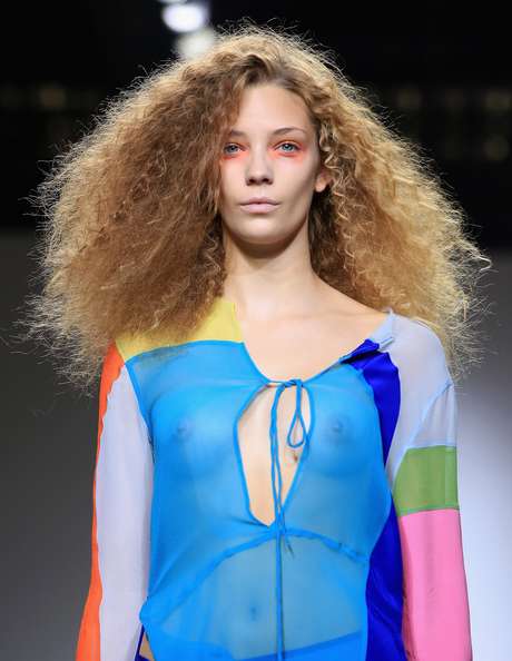 Desfile da grife Marques' Almeida em Londres Desfile da grife Marques' Almeida em Londres