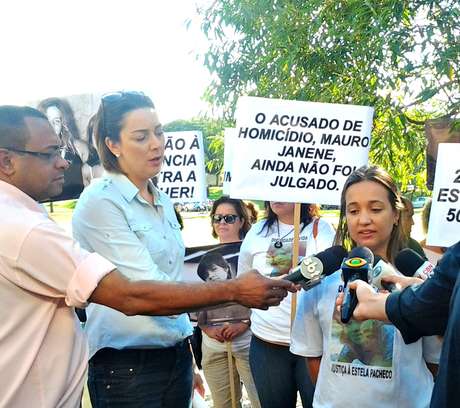 Manifestação pede que julgamento da morte da professora, que completa 15 anos, seja finalmente julgado Manifestação pede que julgamento da morte da professora, que completa 15 anos, seja finalmente julgado